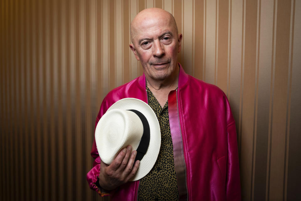 El director Jacques Audiard posa para promover la película "Emilia Perez", en la 77a edición del Festival de Cine de Cannes el sábado 18 de mayo de 2024. (Foto Scott A Garfitt/Invision/AP)