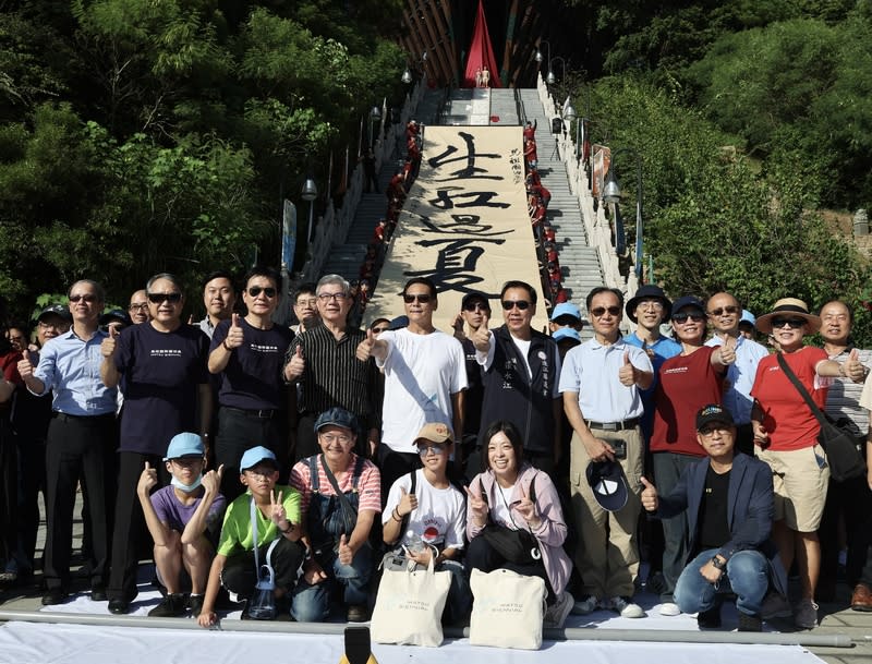 第2屆馬祖國際藝術島　媽祖巨神像前揭幕 第2屆馬祖國際藝術島開幕儀式23日在馬祖境天后宮 媽祖巨神像前舉行，連江縣長王忠銘（2排右5）與出 席來賓為長達近2個月展覽熱鬧揭幕，眾人開心比讚 合影。 中央社記者張皓安攝  112年9月23日 