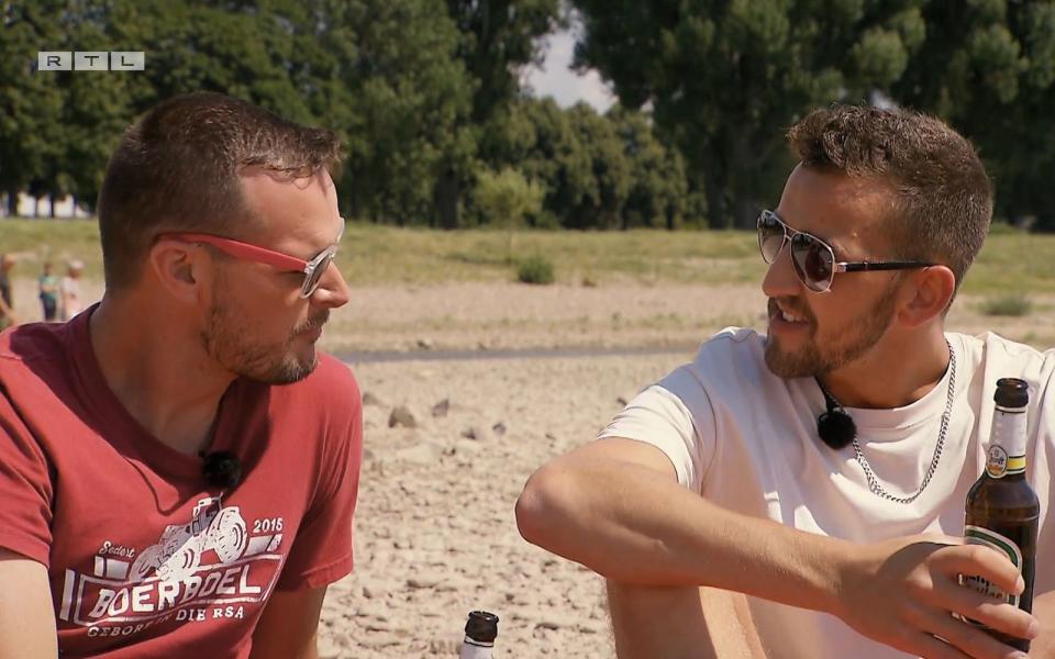 "Du darfst das nicht alles so zerdenken. Lass es einfach auf dich zukommen": Jan Hendrik (links) und Michael gehen die Sache unterschiedlich an. (Bild: RTL)