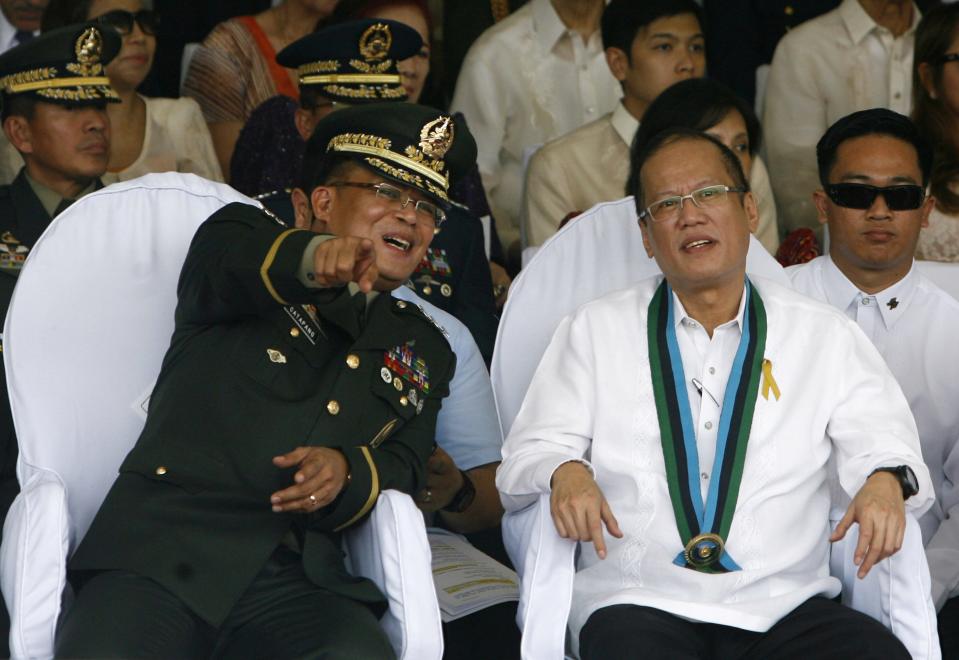 Philippine President Benigno Aquino (R) looks on next to newly installed Armed Forces of the Philippines (AFP) chief of staff Lt. Gen. Gregorio Pio Catapang Jr. during the Change of Command ceremony inside the AFP headquarters in Camp Aguinaldo in Quezon City, metro Manila July 18, 2014. REUTERS/Al Falcon (PHILIPPINES - Tags: POLITICS MILITARY)