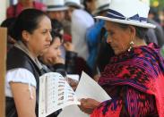 <p>Ciudadanos ecuatorianos participan este 17 de febrero de 2013, en Cuenca (<span class="classCadenaBusqueda">Ecuador</span>), durante las elecciones presidenciales 2013. Están llamados a votar unos 11,6 millones de ecuatorianos dentro y fuera del país, en un proceso que vigilarán más de 76.000 militares y policías en esta nación andina. EFE/Robert Puglla</p>