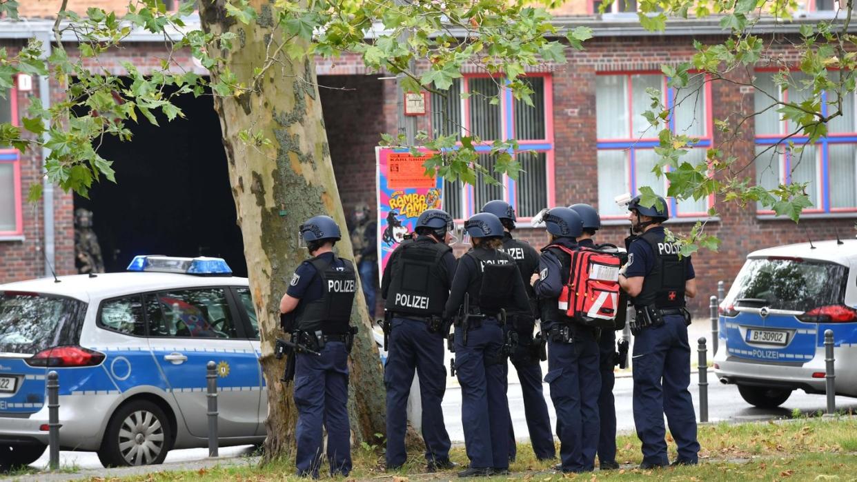 Einsatzkräfte der Polizei stehen an einem Oberstufenzentrum in Rummelsburg.