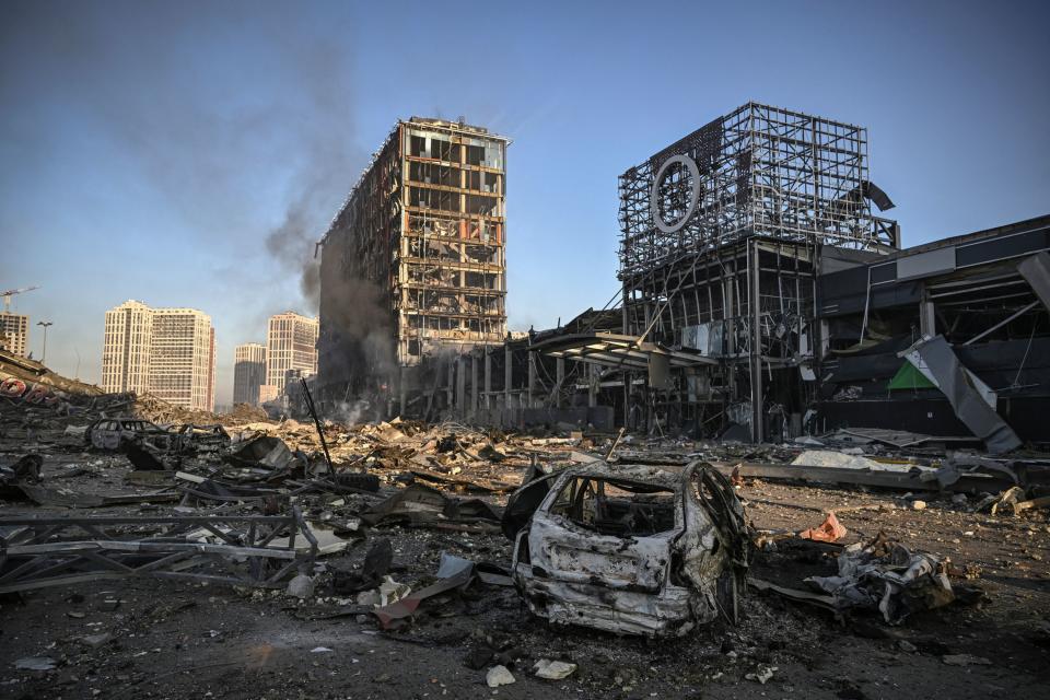 TOPSHOT - Smoke billows after a Russian attack on the Retroville shopping mall abd residential district of Kyiv on March 21, 2022. At least six people were killed in the overnight bombing of a shopping centre in the Ukrainian capital Kyiv, an AFP journalist said, with rescuers combing the wreckage for other victims. / AFP / ARIS MESSINIS