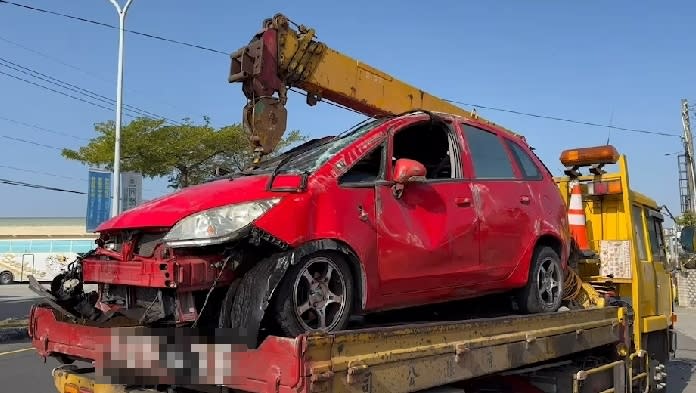 吳男肇事車輛嚴重毀損，可見撞擊力道之大。（圖／東森新聞）