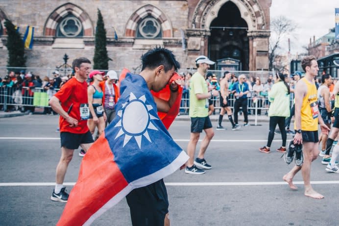 葛芃欣上尉披著國旗衝過終點後，落下了男兒淚，將情緒釋放在波士頓馬拉松終點線後。（軍聞社記者陳軍均攝）