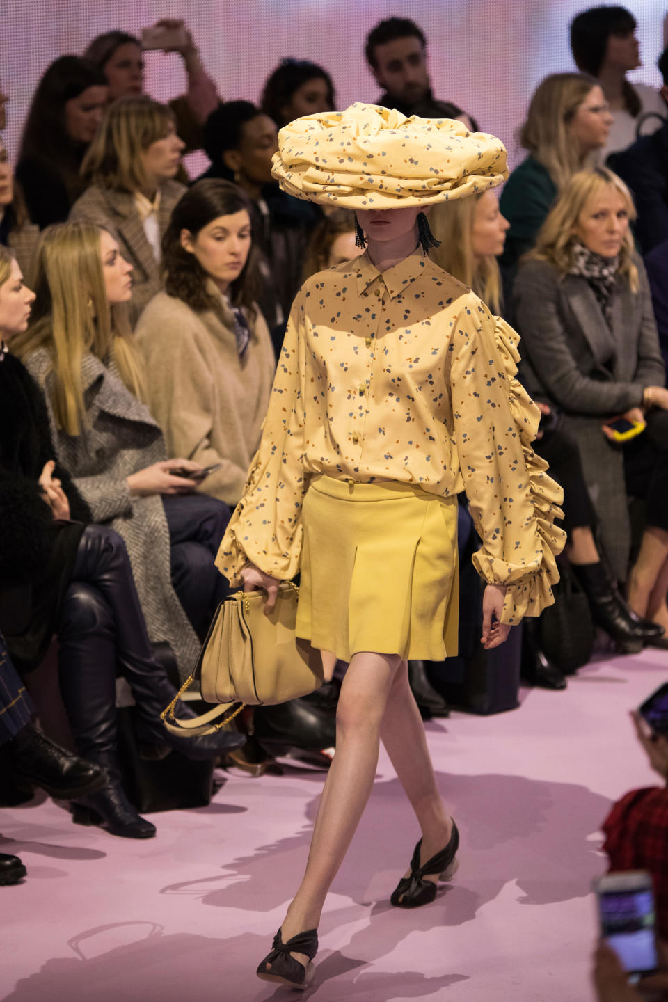 <p>Doch nicht nur unbekanntere Designer wagten modische Experimente auf der London Fashion Week. Auch das alteingesessene britische Luxuslabel Mulberry zeigte gewagte Kreationen – wie dieses Ensemble aus Faltenrock, Bluse mit Volants und einem zerdrückten Hut. (Bild: AP Photo) </p>