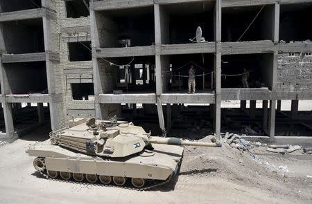 A tank of the Iraqi army is seen on the outskirts of the city of Falluja, Iraq May 19, 2015. REUTERS/Stringer