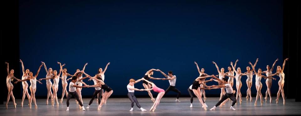 “Cuando vas a una función del Miami City Ballet, puedes ver a alguien en escena con quien puedes relacionarte”, dice Juan José Escalante, director ejecutivo de la compañía. En la foto, los bailarines de Miami City Ballet en “Symphony in Three Movements” de George Balanchine. Foto Alexander Iziliaev/Cortesía Miami City Ballet