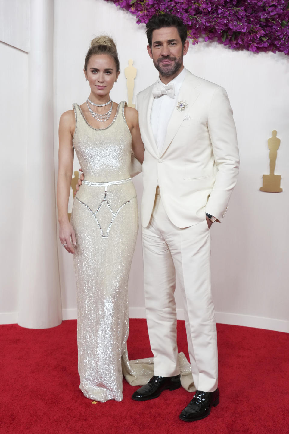 Emily Blunt, izquierda, y John Krasinski llegan a los Oscar el domingo 10 de marzo de 2024, en el Teatro Dolby en Los Ángeles. (Foto Jordan Strauss/Invision/AP)