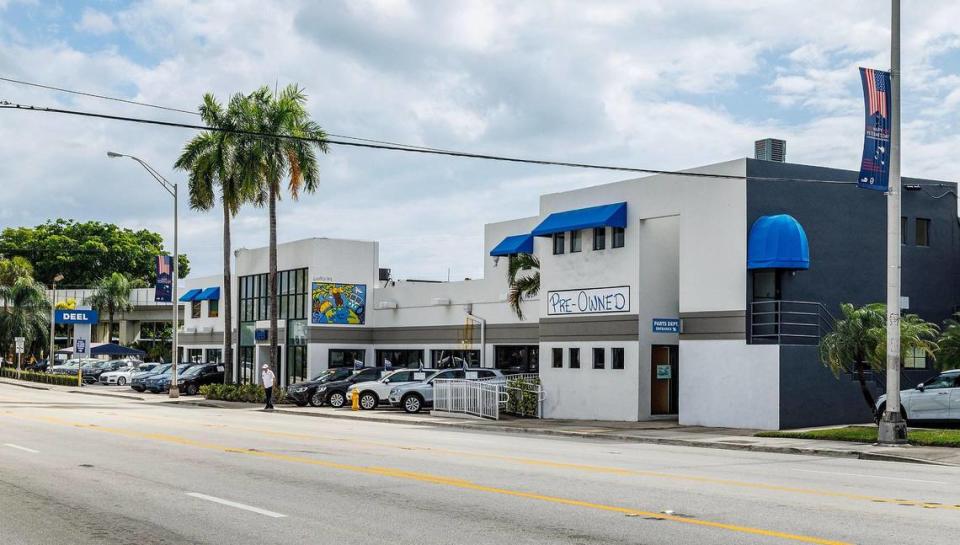Developer Shoma Group wants to build nearly 750 apartments in a $250 million project with a food hall on the Bird Road site near U.S. 1 that’s now home to a portion of the Deel Volkswagen dealership, a block from the Douglas Road Metrorail station. Pedro Portal/pportal@miamiherald.com