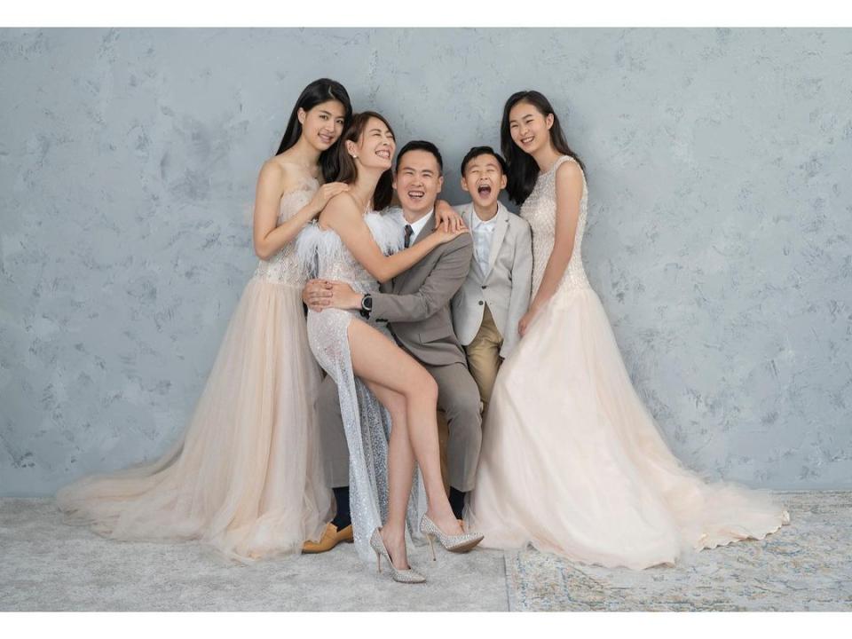 <p>▲賈永婕去年拍攝全家福照，與大女兒安安（左）、二女兒小羽（右起）、兒子恩恩、老公王兆杰 一同入鏡。（圖／賈永婕IG）</p>
