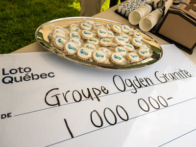 A group of 10 family business colleagues in Stanstead win a million (CNW Group/Loto-Québec)