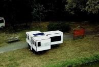 <p>Questo strano appartamento ha la tecnologia sufficiente per competere con un buon hotel; la praticità di trasporto della tenda e l’abitabilità tipica dei camper classici. (foto: iOCamper/Caters News) </p>