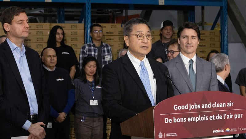 加拿大總理杜魯道特別飛往西岸溫哥華能元科技基地，與台泥企業團董事長張安平共同宣布，加國政府將挹注能元科技建立加拿大最大的高性能鋰電池電芯廠。（圖／台泥提供）