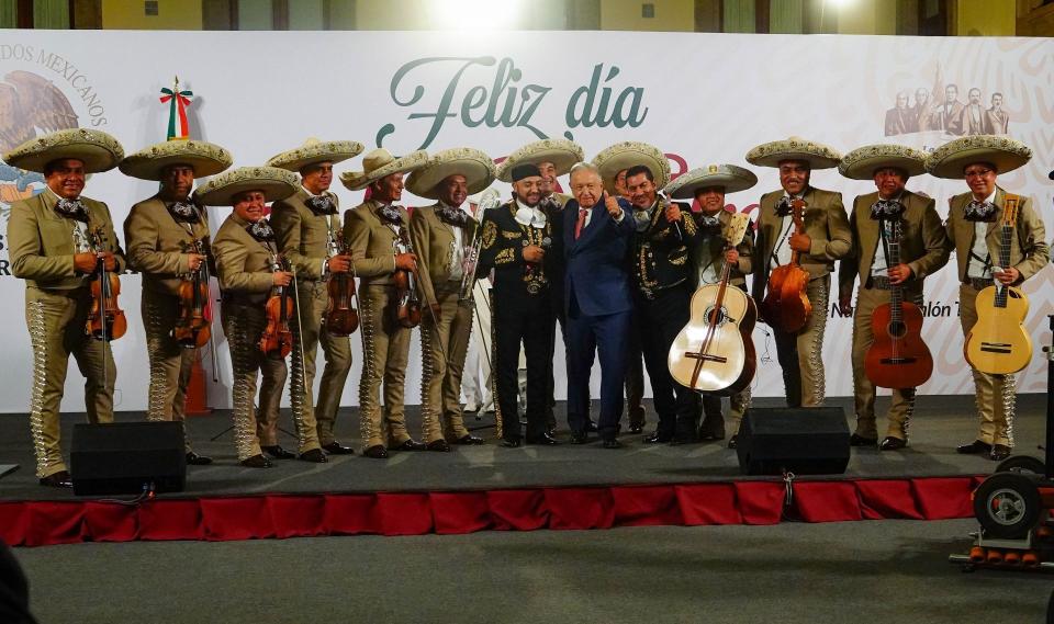 AMLO acompañado del mariachi que tocó temas en Palacio Nacional por el Día de las Madres. Foto: Cuartoscuro