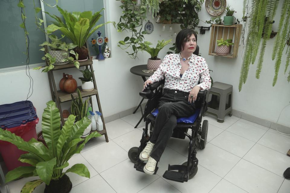 ARCHIVO - Ana Estrada, una psicóloga peruana, sentada dentro de su casa en Lima, Perú, el 18 de diciembre de 2019. Estrada, quien padecía una enfermedad incurable y fue autorizada en 2022 por la Corte Suprema de Perú a recibir la eutanasia, murió, dijo su abogada el lunes 22 de abril de 2024. (AP Foto/Martín Mejía, Archivo)