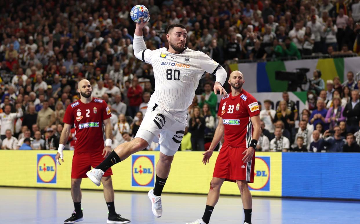 Bei der Handball-EM konnten sich Jannik Kohlbacher und sein Team am Montagabend über einen 35:28-Sieg freuen. (Bild: 2024 Getty Images/Lars Baron)