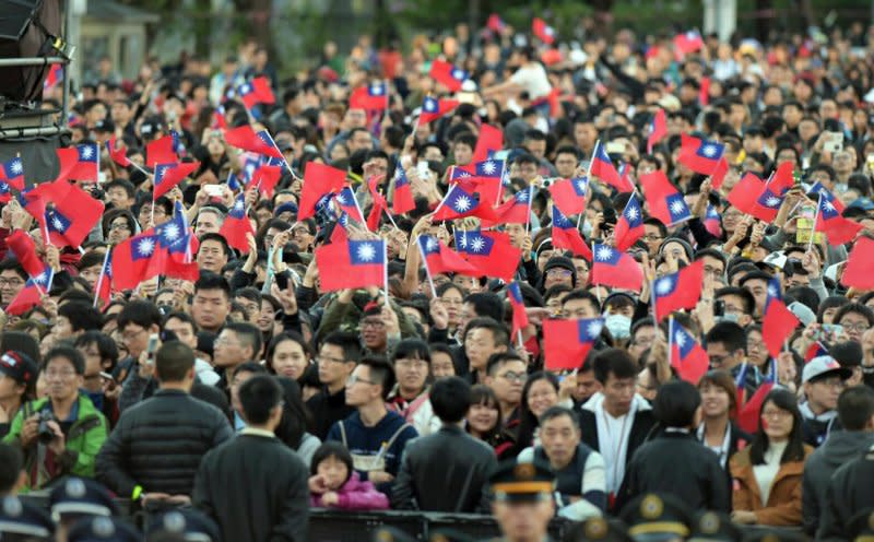 總統府元旦升旗典禮與音樂會，蔡英文總統領銜唱國歌（台北市攝影記者聯誼會提供）