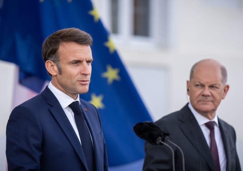 Germany's Chancellor Olaf Scholz (R) stands next to France's President Emmanuel Macron, at the press conference at the Franco-German Council of Ministers in front of Schloss Meseberg, the guest house of the German Government. Michael Kappeler/dpa