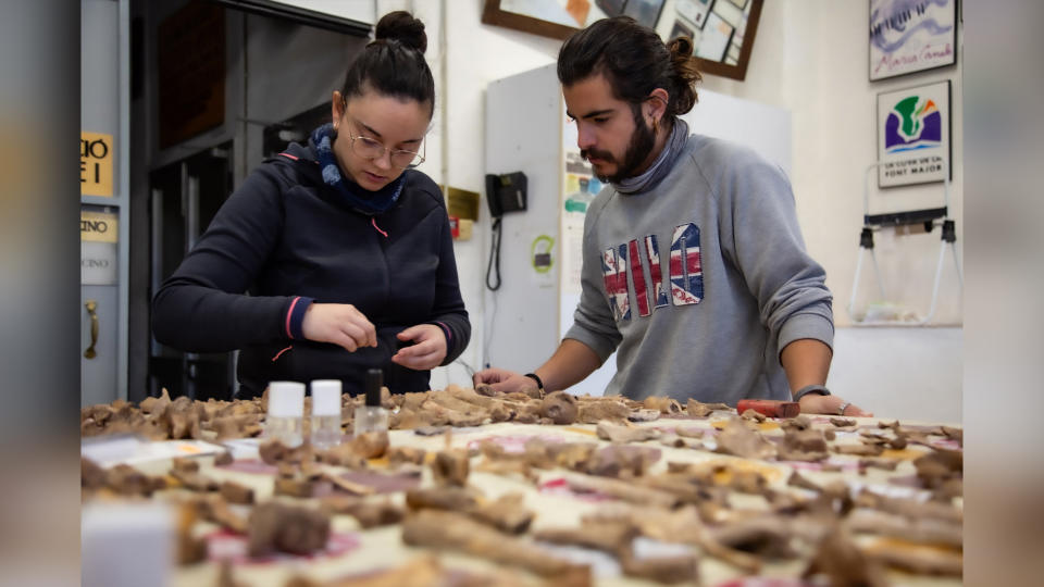 More than 7000 human bones have been found in the cave, showing that it was used for burials for at least 4000 years, from the Neolithic period until the Bronze Age.