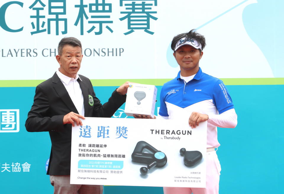 TPGA理事長陳榮興(左)頒遠距獎品給林永龍(鍾豐榮攝影)