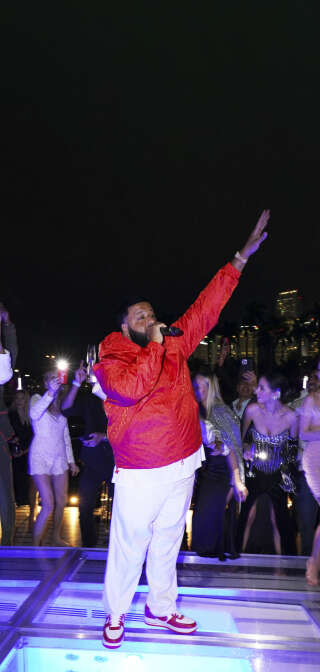 DJ Khaled sur scène à Miami Beach (Floride), en décembre 2023. Parmi les outrances du producteur, il y en a une qui rend compte de sa distance avec la réalité : il a affirmé, dans une vidéo, qu’il faisait nettoyer son jet tous les jours. . PHOTO ROMAIN MAURICE/GETTY IMAGES/AFP