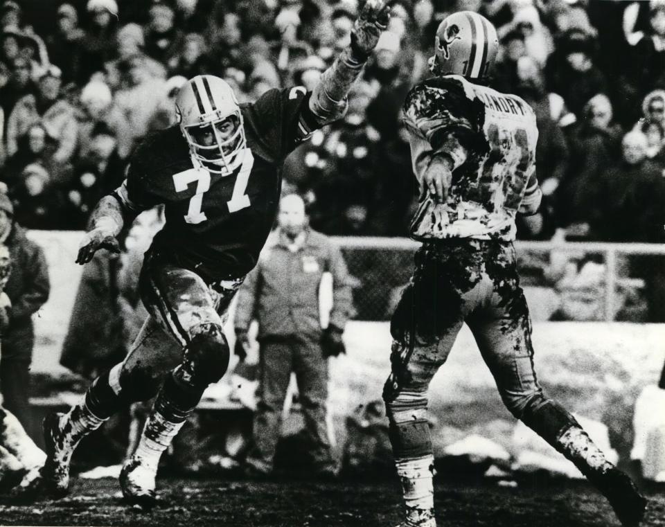 Mike Butler put a heavy rush on Lions quarterback Greg Landry in the third quarter of a 10-9 Packers win in 1977.