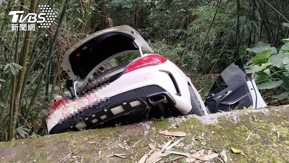 嫌犯疑似路況不熟，車子滑下山坡後逃逸。（圖／民眾提供）