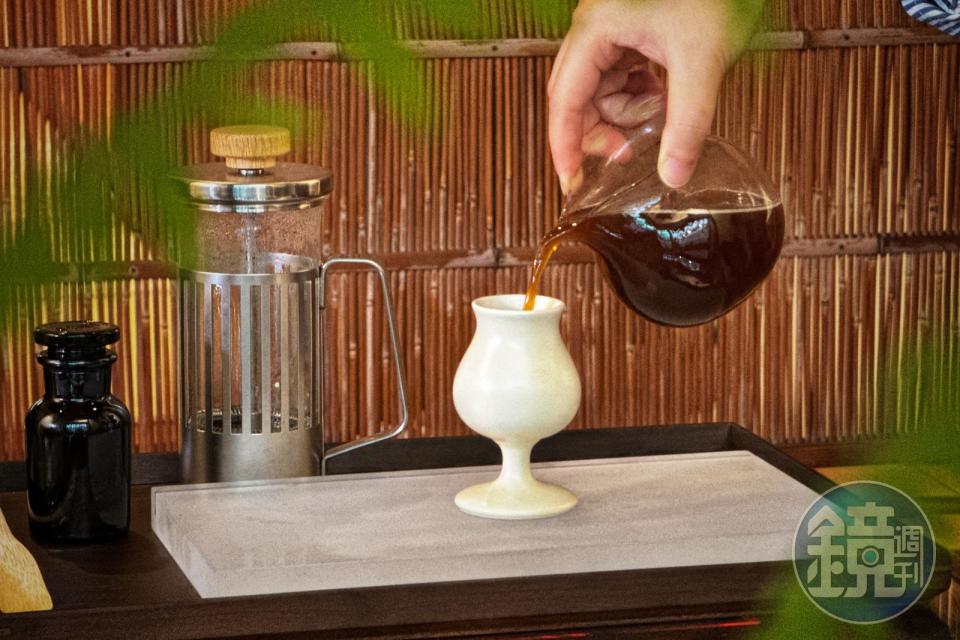COFFEE LAW嚴選台灣主要山系的本地咖啡豆沖煮的手沖咖啡，讓遊客邊喝咖啡邊感受台灣山林的意境。（380～630元／壺）