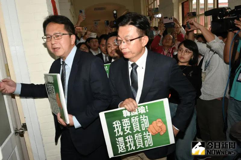 ▲抗議質詢權利被沒收，郭國文、邱志偉等人前往院長辦公室向韓國瑜抗議。（圖／記者林調遜攝，2023.03.15）