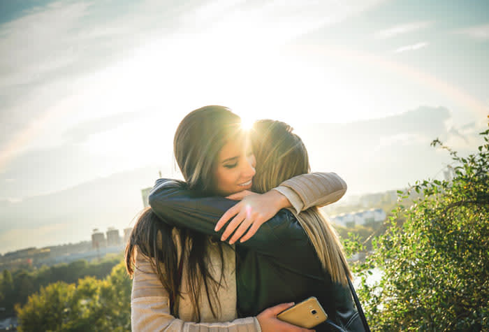 amigas dándose un abrazo