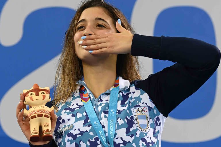 Delfina en el podio y el saludo a los familiares y amigos