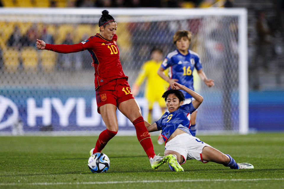 WELLINGTON, NEW ZEALAND – 31. JULI: Riko Ueki fra Japan (R) kjemper om ballen med Jennifer Hermoso fra Spania (L) under FIFAs verdensmesterskap for kvinner i gruppe C-kamp Australia mot New Zealand 2023 mellom Japan og Spania på Wellington Regional Stadium den 31. juli 2023 i Wellington, New Zealand.  (Foto: Ane Frosaker/Eurasia Sport Images/Getty Images)