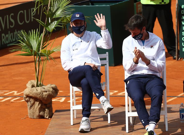 Gastón Gaudio, durante el sorteo del orden de juego del desafío ante Belarús, por la Copa Davis; a su lado, Horacio Zeballos. 