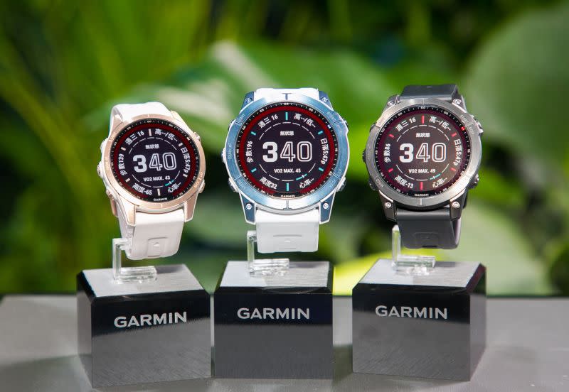 ▲fēnix 7戶外進階複合式運動GPS腕錶系列，業界首創Power Sapphire藍寶石太陽能鏡面，專利太陽能科技電力續航3倍進化，內建進階運動功能Real-Time Stamina體力量表，更有業界首創手電筒照明。（圖／GARMIN提供）