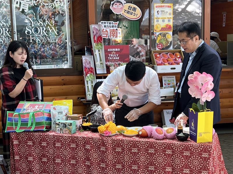 台南市長黃偉哲與台灣最年輕的國宴主廚阿慶師一同示範芒果甜點