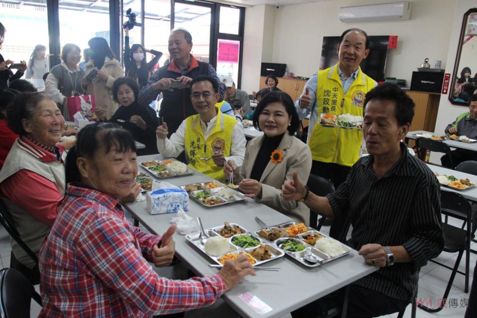 ▲縣長張麗善和鎮長沈暉勛等陪同社區長者共進午餐。（圖/記者簡勇鵬攝.2024.03.12）斗南鎮長沈暉勛指出，長青食堂中央廚房由閒置的靖興幼兒園分部改建，感謝縣府補助整修工程、廚具設備、送餐設備共1050萬經費；鎮代會通過公所編列255萬經費委託社團法人雲林縣社會福利工作人員協會承辦中央廚房營運；預計提供斗南鎮靖興、大東等12社區共計631位在地長者共餐服務，落實社區在地老化及活躍老化的樂活目標。