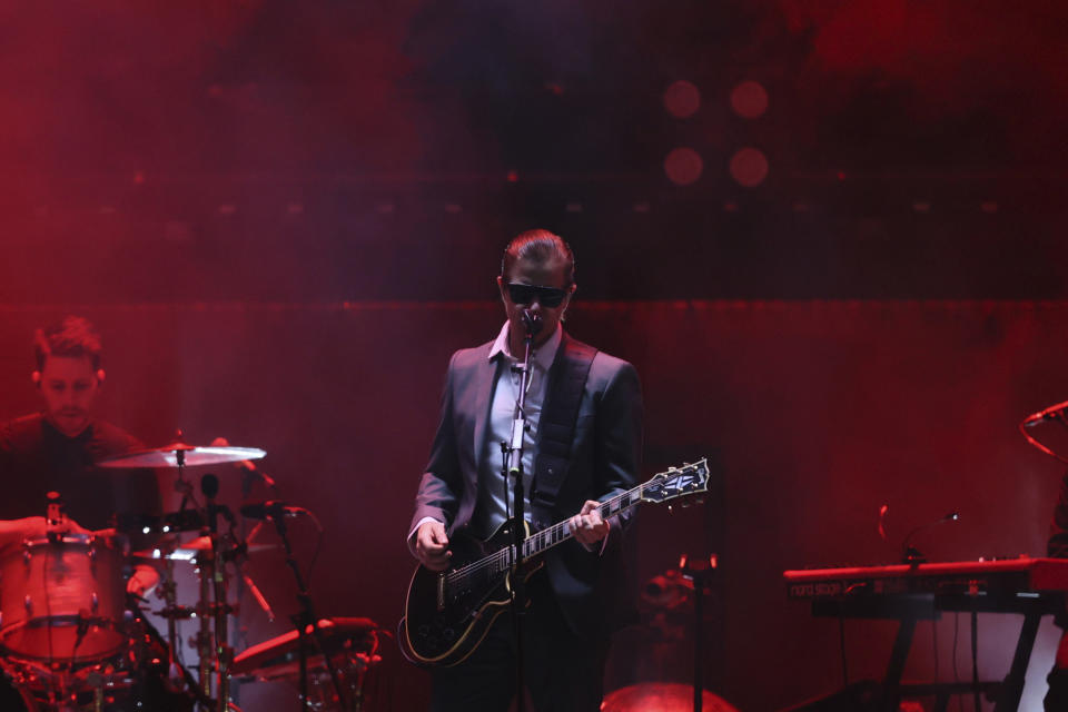 Paul Banks, vocalista de la banda estadounidense Interpol, se presenta en un concierto gratuito en el Zócalo de la Ciudad de México el sábado 20 de abril de 2024. (Foto AP/Ginnette Riquelme)