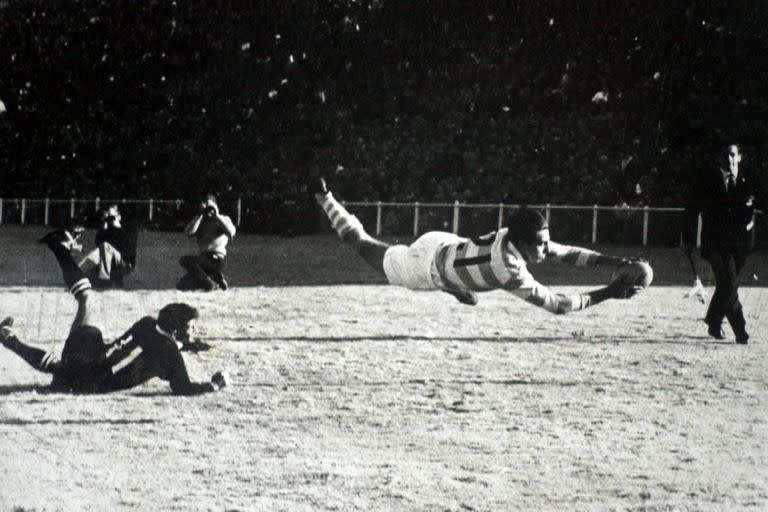 Un clásico que derivó en el Día del Rugbier: el try de Marcelo Pascual en el estadio Ellis Park, en 1965