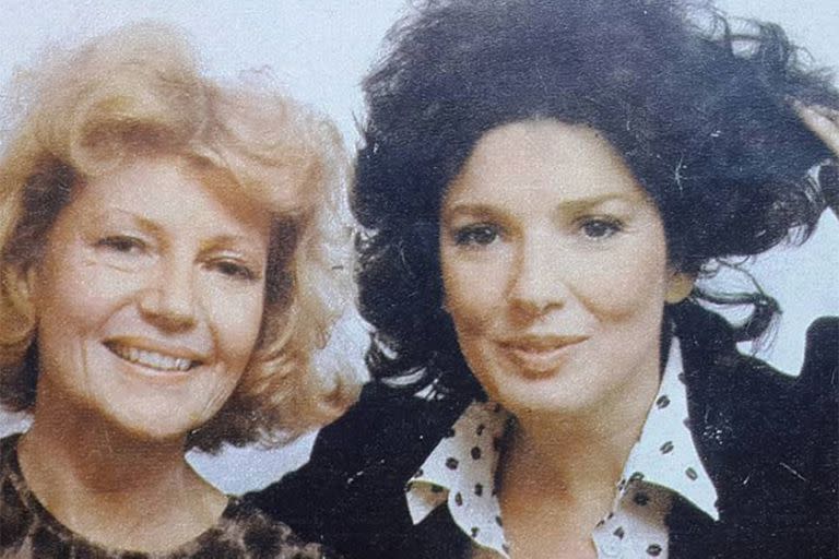 Hayworth junto a Graciela Borges, durante su visita a la Argentina, enn 1976