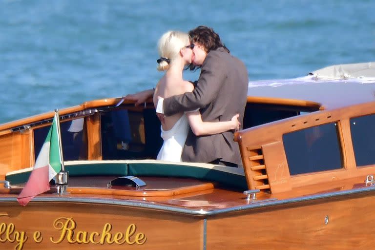 Anya Taylor-Joy y Malcolm McRae, recén casados y muy acaramelados en Venecia