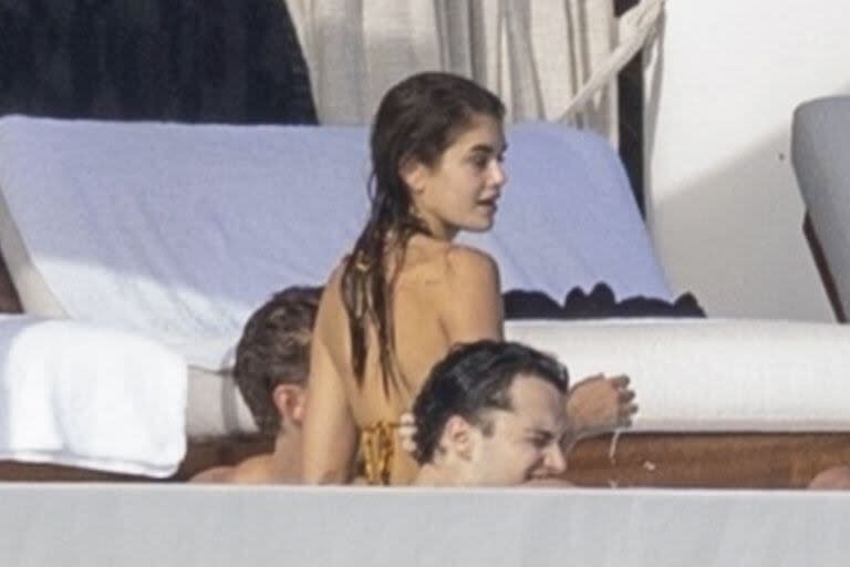 La modelo y actriz Kaia Gerber disfrutando de un día de sol en Los Cabos