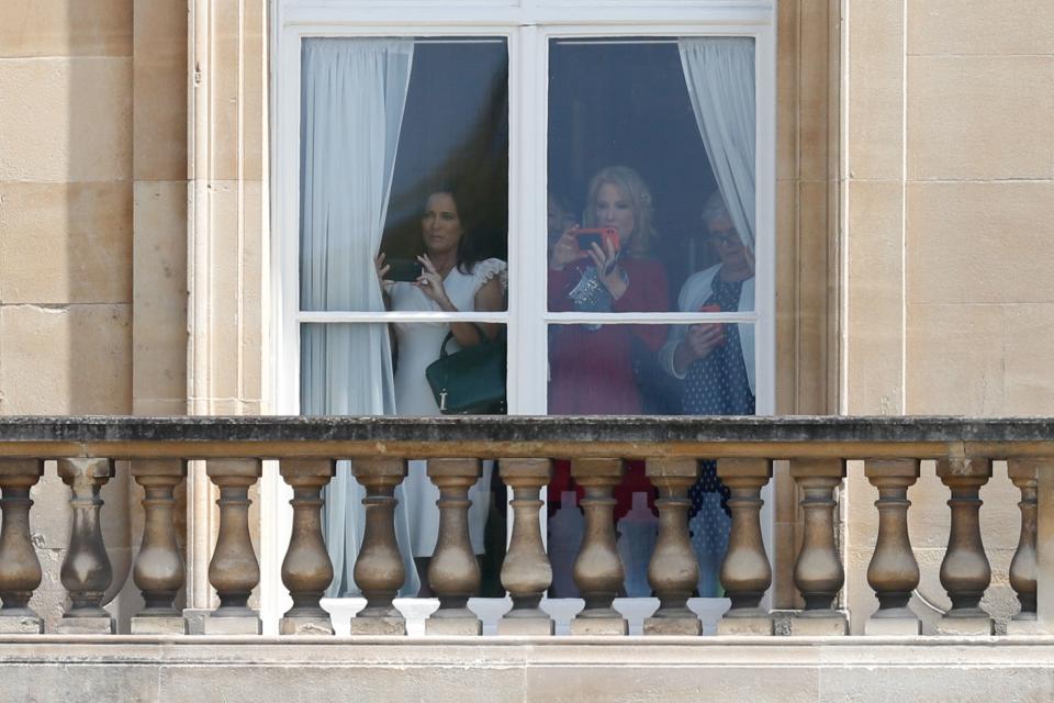 Guests including White House Press Secretary Sarah Sanders (L) watches from a balcony as the US President Donald Trump and US First Lady Melania Trump arrive for a welcome ceremony at Buckingham Palace in central London on June 3, 2019, on the first day of their three-day State Visit to the UK. - Britain rolled out the red carpet for US President Donald Trump on June 3 as he arrived in Britain for a state visit already overshadowed by his outspoken remarks on Brexit. (Photo by Adrian DENNIS / AFP)        (Photo credit should read ADRIAN DENNIS/AFP/Getty Images)