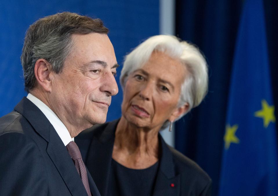Mario Draghi (L), outgoing President of the European Central Bank (ECB) and his successor Christine Lagarde attend a handing over ceremony Frankfurt am Main, western Germany on October 28, 2019. (Photo by Boris Roessler / POOL / AFP) (Photo by BORIS ROESSLER/POOL/AFP via Getty Images)
