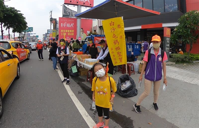 小朋友露出可愛笑容發送物資給沿途信眾。（圖／寶島神很大）