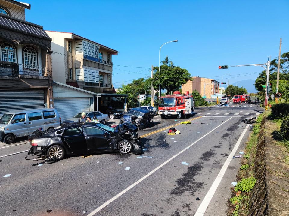 宜蘭縣五結鄉鎮安路與溪濱路3段路口6日上午7時重大車禍，共有1輛機車、1輛小貨車和2輛小客車相撞，造成3死1重傷，事故發生原因待警方調查。（中央社／讀者提供）