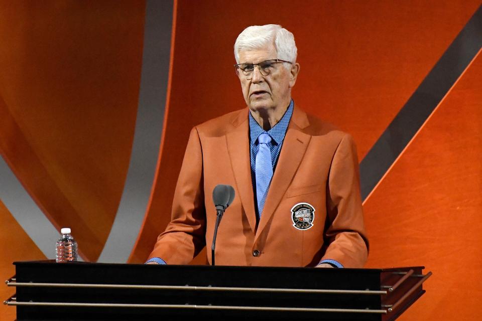 Del Harris speaks during his enshrinement at the Basketball Hall of Fame on Saturday.