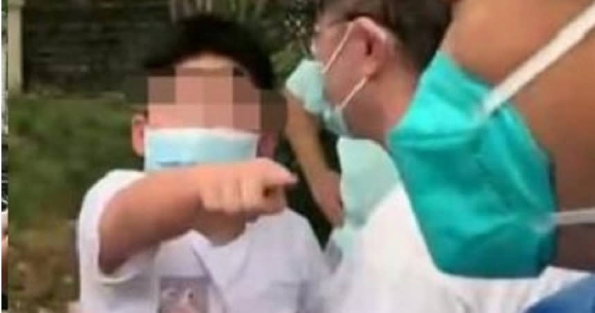 上海一名10歲男童被拒絕做核酸後，竟情緒失控持刀對檢疫人員叫囂。（圖／翻攝自微博）