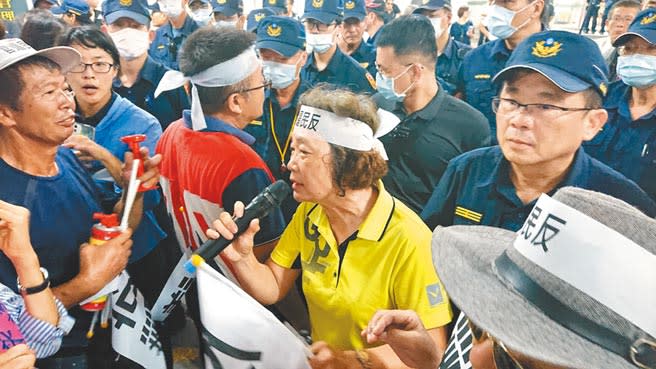 台南市學甲秀昌里長謝金雀（黃衣者）強力反對動保園區在當地設置。（程炳璋攝）