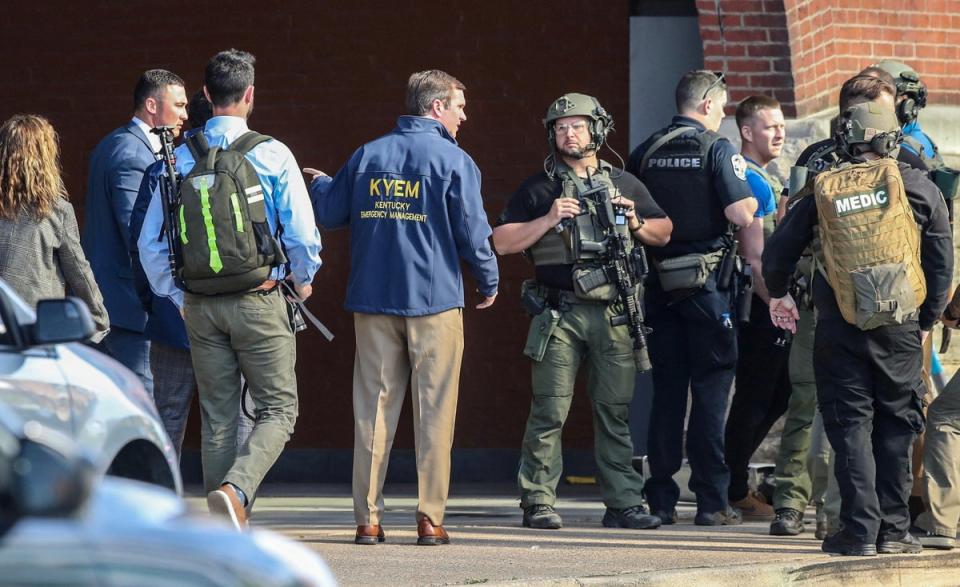 Beshear speaks with police deploying at the scene of the shooting (via REUTERS)